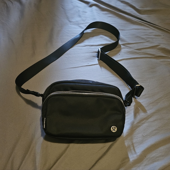 [ALTERED] Lululemon Everywhere Bag (please read and see pictures) - Picture 3 of 12
